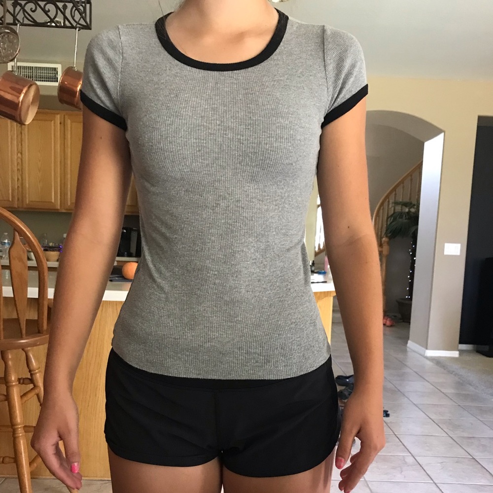 gray t shirt, black border